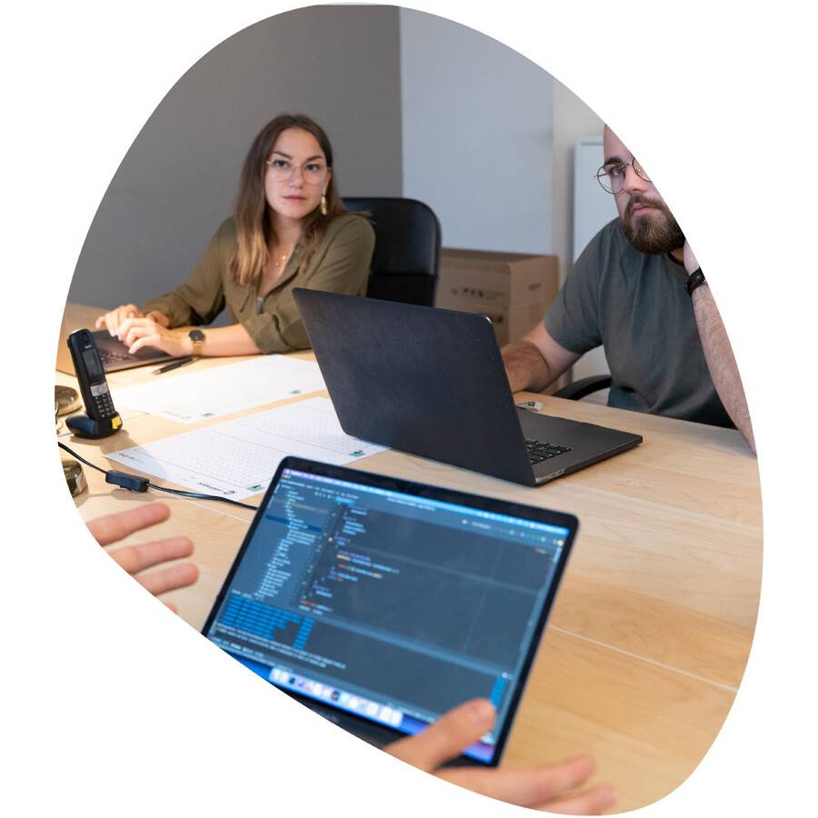 Thomas-Laura-echangent-sur-problemes-developpement-web.jpg Thomas-Laura-echangent-sur-problemes-developpement-web.jpg