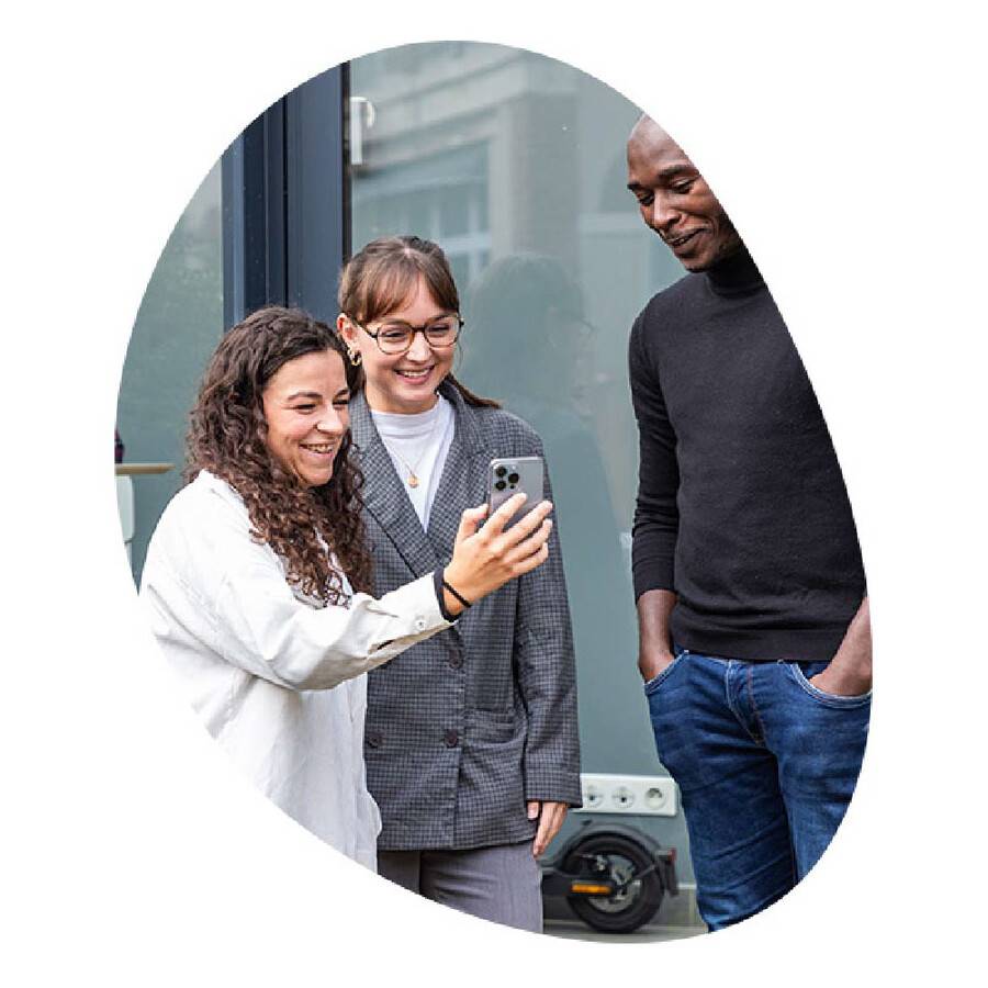 3-personnes-regardent-un-telephone.jpg 3-personnes-regardent-un-telephone.jpg
